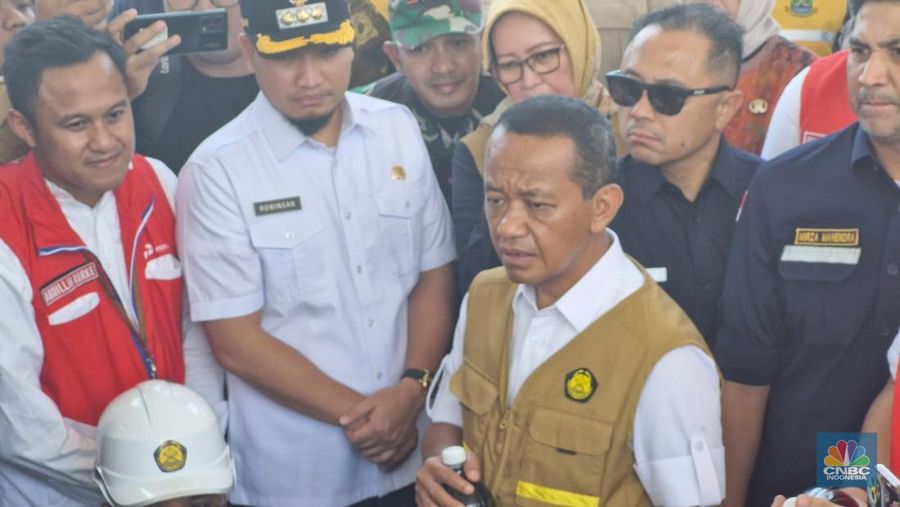 Menteri ESDM, Bahlil Lahadalia memberikan keterangan kepada media saat meninjau pasokan BBM di SPBU Gerem Cilegon, Banten, Kamis (13/3/2025). (²©²ÊÍøÕ¾/Verda Nano Setiawan)