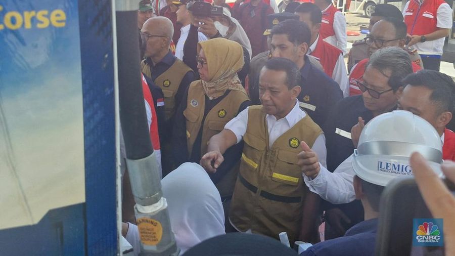 Menteri ESDM Bahlil Lahadalia sedang meninjau pasokan BBM di SPBU Gerem Cilegon, Banten, Kamis (13/3/2025). (CNBC Indonesia/Verda Nano Setiawan)