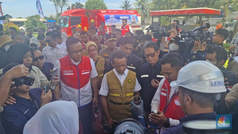Menteri ESDM Bahlil Lahadalia sedang meninjau pasokan BBM di SPBU Gerem Cilegon, Banten, Kamis (13/3/2025). (CNBC Indonesia/Verda Nano Setiawan)