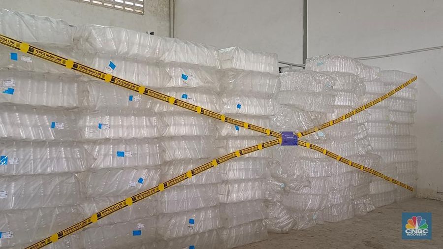 Menteri Perdagangan (Mendag) Budi Santoso melakukan ekspose temuan pabrik Minyakita tak sesuai label di PT Artha Eka Global Asia (AEGA), Karawang Sentra Bizhub, Jawa Barat, Kamis (13/3/2025). (CNBC Indonesia/Martyasari Rizky)