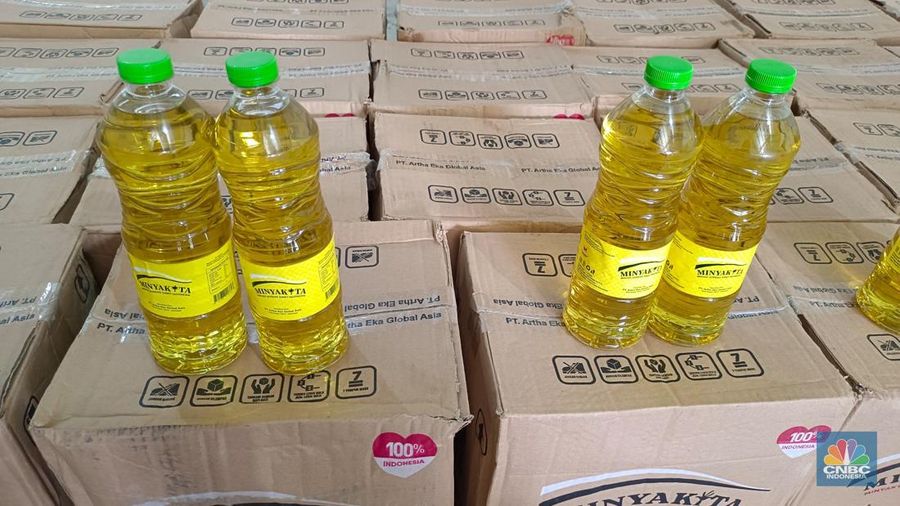Menteri Perdagangan (Mendag) Budi Santoso melakukan ekspose temuan pabrik Minyakita tak sesuai label di PT Artha Eka Global Asia (AEGA), Karawang Sentra Bizhub, Jawa Barat, Kamis (13/3/2025). (CNBC Indonesia/Martyasari Rizky)