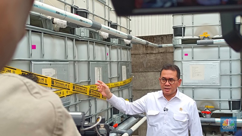 Menteri Perdagangan (Mendag) Budi Santoso melakukan ekspose temuan pabrik Minyakita tak sesuai label di PT Artha Eka Global Asia (AEGA), Karawang Sentra Bizhub, Jawa Barat, Kamis (13/3/2025). Menteri Perdagangan (Mendag) Budi Santoso melakukan ekspose temuan pabrik Minyakita tak sesuai label di PT Artha Eka Global Asia (AEGA), Karawang Sentra Bizhub, Jawa Barat, Kamis (13/3/2025). (CNBC Indonesia/Martyasari Rizky)