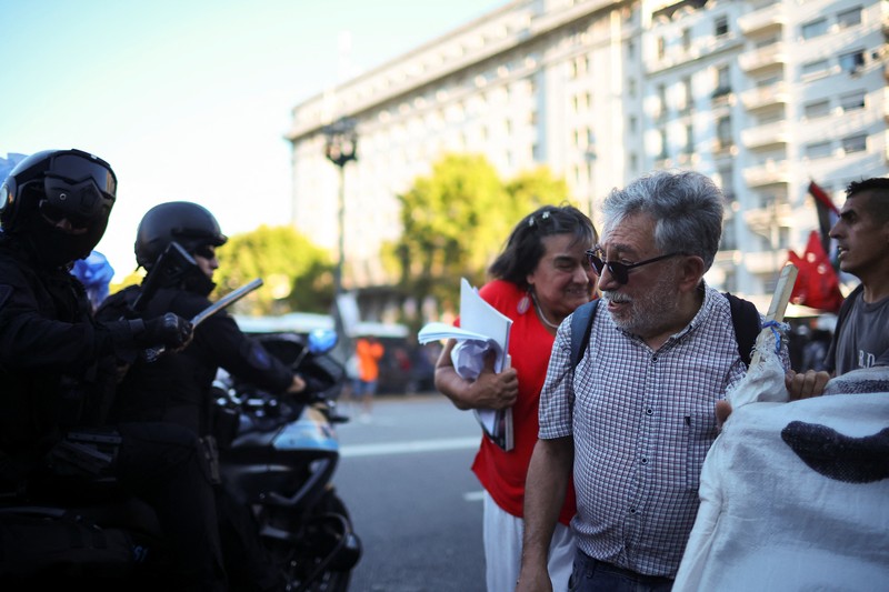 Penggemar sepak bola bergabung dalam protes mingguan para pensiunan terhadap kebijakan penyesuaian Presiden Argentina Javier Milei, oleh Kongres Nasional di Buenos Aires, Argentina 12 Maret 2025. (REUTERS/Agustin Marcarian)
