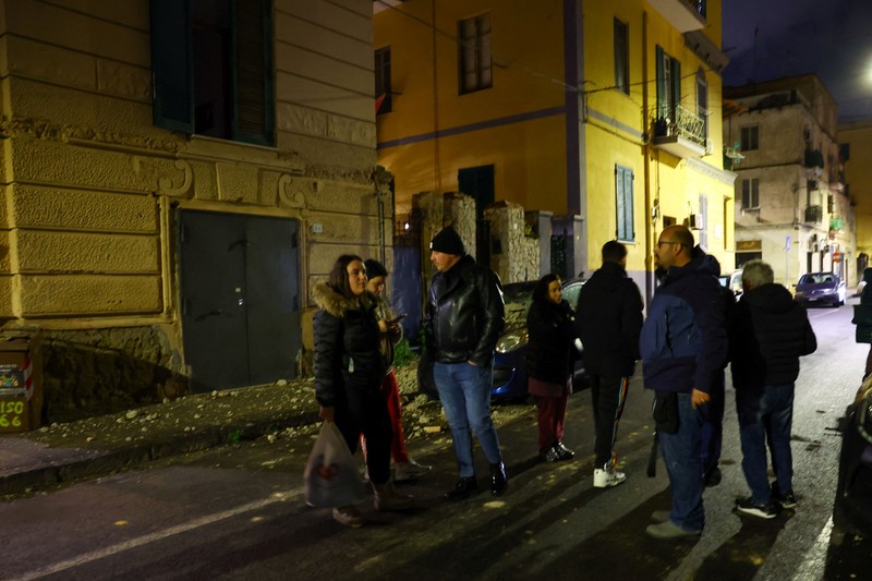 Orang-orang menyelamatkan diri setelah gempa bumi mengguncang Naples, Italia pada Kamis (13/3/2025). (REUTERS/Ciro De Luca)