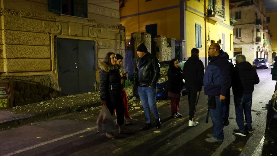 Orang-orang menyelamatkan diri setelah gempa bumi mengguncang Naples, Italia pada Kamis (13/3/2025). (REUTERS/Ciro De Luca)