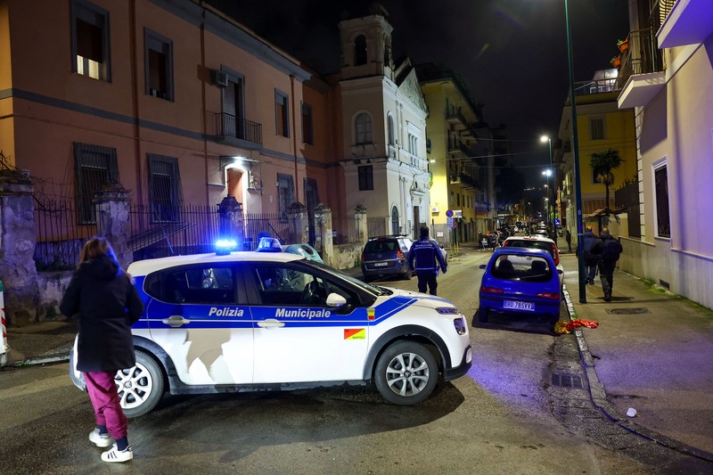 Orang-orang menyelamatkan diri setelah gempa bumi mengguncang Naples, Italia pada Kamis (13/3/2025). (REUTERS/Ciro De Luca)