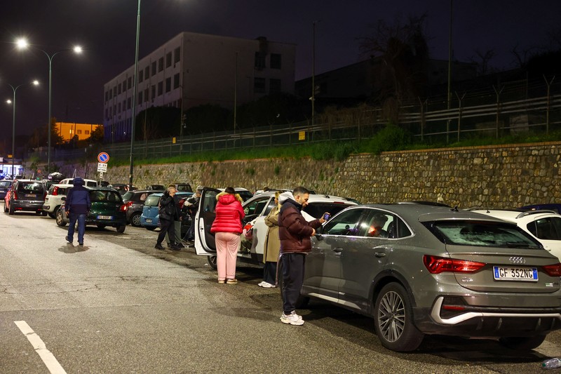 Orang-orang menyelamatkan diri setelah gempa bumi mengguncang Naples, Italia pada Kamis (13/3/2025). (REUTERS/Ciro De Luca)