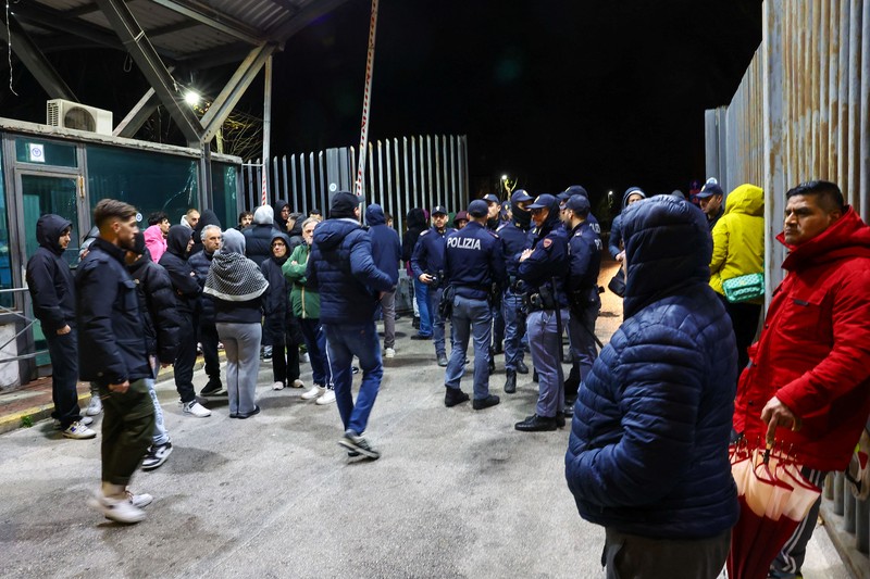Orang-orang menyelamatkan diri setelah gempa bumi mengguncang Naples, Italia pada Kamis (13/3/2025). (REUTERS/Ciro De Luca)
