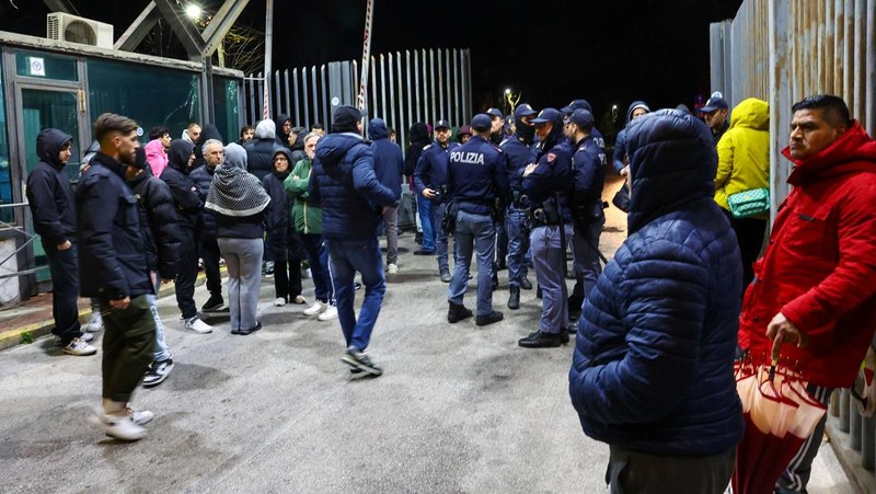Orang-orang menyelamatkan diri pasca gempa bumi mengguncang Naples, Italia pada waktu Kamis (13/3/2025). (REUTERS/Ciro De Luca)