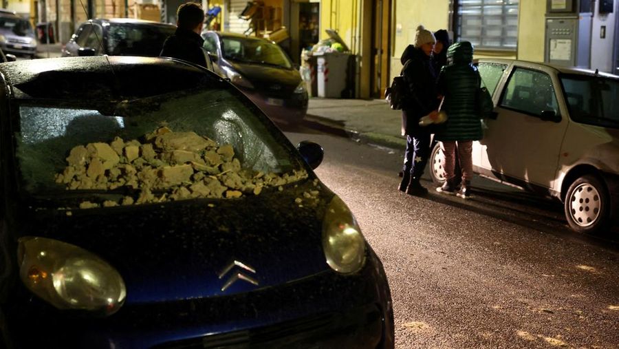 Orang-orang menyelamatkan diri setelah gempa bumi mengguncang Naples, Italia pada Kamis (13/3/2025). (REUTERS/Ciro De Luca)