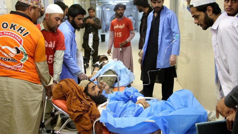 Gumpalan asap mengepul dari ledakan di samping kereta yang sedang melaju selama serangan oleh militan separatis di dekat Mashkaf, Pakistan, 11 Maret 2025. (Hakkal Media/Handout via REUTERS)