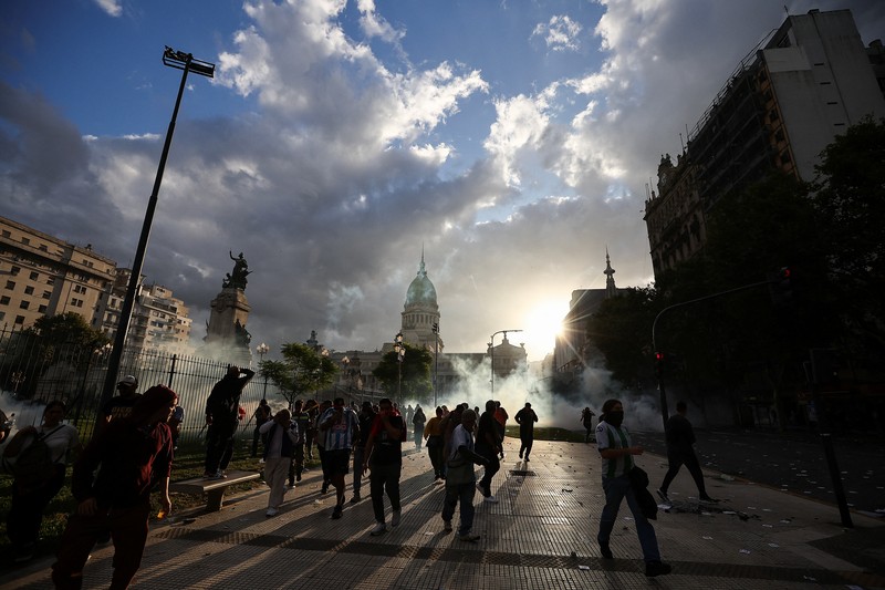 Penggemar sepak bola bergabung dalam protes mingguan para pensiunan terhadap kebijakan penyesuaian Presiden Argentina Javier Milei, oleh Kongres Nasional di Buenos Aires, Argentina 12 Maret 2025. Penggemar sepak bola bergabung dalam protes mingguan para pensiunan terhadap kebijakan penyesuaian Presiden Argentina Javier Milei, oleh Kongres Nasional di Buenos Aires, Argentina 12 Maret 2025. (REUTERS/Agustin Marcarian)