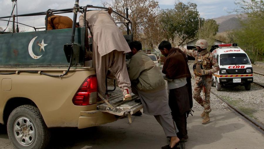 Gumpalan asap mengepul dari ledakan di samping kereta yang sedang melaju selama serangan oleh militan separatis di dekat Mashkaf, Pakistan, 11 Maret 2025. (Hakkal Media/Handout via REUTERS)