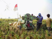 Foto: Petani memanen gabah menggunakan alat mesin pertanian. (Dokumentasi Badan Pangan Nasional)