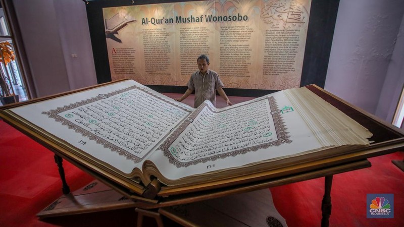 Petugas memeriksa Al-Quran Mushaf dari tempat Wonosobo berukuran 2x3 meter di Bayt Al-Quran dan Museum Istiqlal, Taman Mini Indonesia Indah (TMII), Jakarta, Kamis (13/3/2025). (Universitas Adamant/Faisal Rahman)