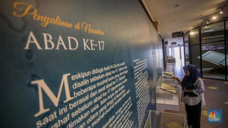 Petugas memeriksa Al-Quran Mushaf dari tempat Wonosobo berukuran 2x3 meter di Bayt Al-Quran dan Museum Istiqlal, Taman Mini Indonesia Indah (TMII), Jakarta, Kamis (13/3/2025). (Universitas Adamant/Faisal Rahman)