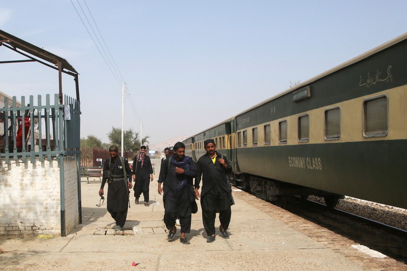 Gumpalan asap mengepul dari ledakan di samping kereta yang sedang melaju selama serangan oleh militan separatis di dekat Mashkaf, Pakistan, 11 Maret 2025. Gumpalan asap mengepul dari ledakan di samping kereta yang sedang melaju selama serangan oleh militan separatis di dekat Mashkaf, Pakistan, 11 Maret 2025. (Hakkal Media/Handout via REUTERS)