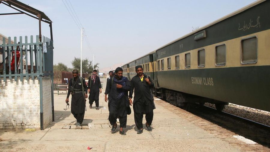 Gumpalan asap mengepul dari ledakan di samping kereta yang sedang melaju selama serangan oleh militan separatis di dekat Mashkaf, Pakistan, 11 Maret 2025. (Hakkal Media/Handout via REUTERS)