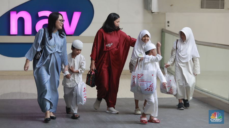 Seorang karyawan manajemen Mal mendampingi anak dari panti asuhan berbelanja kebutuhan lebaran di Mal Ciputra Jakarta, Kamis, (13/3/2025). Sebanyak 50 anak dari Panti Asuhan Rasulullah SAW, diajak berbelanja kebutuhan lebaran bersama orangtua asuh yang berasal dari karyawan manajemen Mal Ciputra Jakarta. (CNBC Indonesia/Muhammad Sabki)