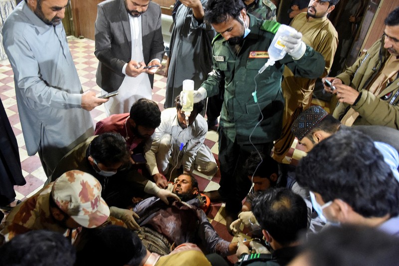 Gumpalan asap mengepul dari ledakan di samping kereta yang sedang melaju selama serangan oleh militan separatis di dekat Mashkaf, Pakistan, 11 Maret 2025. Gumpalan asap mengepul dari ledakan di samping kereta yang sedang melaju selama serangan oleh militan separatis di dekat Mashkaf, Pakistan, 11 Maret 2025. (Hakkal Media/Handout via REUTERS)