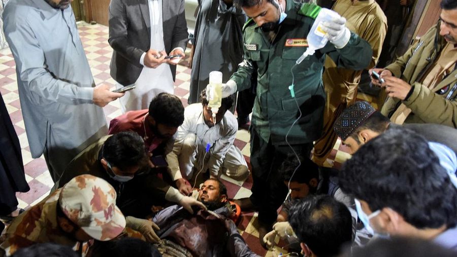 Gumpalan asap mengepul dari ledakan di samping kereta yang sedang melaju selama serangan oleh militan separatis di dekat Mashkaf, Pakistan, 11 Maret 2025. (Hakkal Media/Handout via REUTERS)