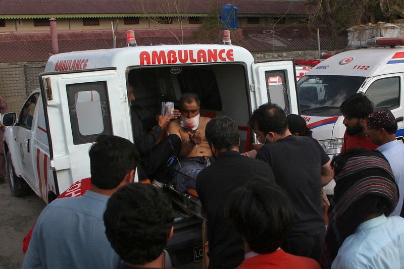 Gumpalan asap mengepul dari ledakan di samping kereta yang sedang melaju selama serangan oleh militan separatis di dekat Mashkaf, Pakistan, 11 Maret 2025. Gumpalan asap mengepul dari ledakan di samping kereta yang sedang melaju selama serangan oleh militan separatis di dekat Mashkaf, Pakistan, 11 Maret 2025. (Hakkal Media/Handout via REUTERS)