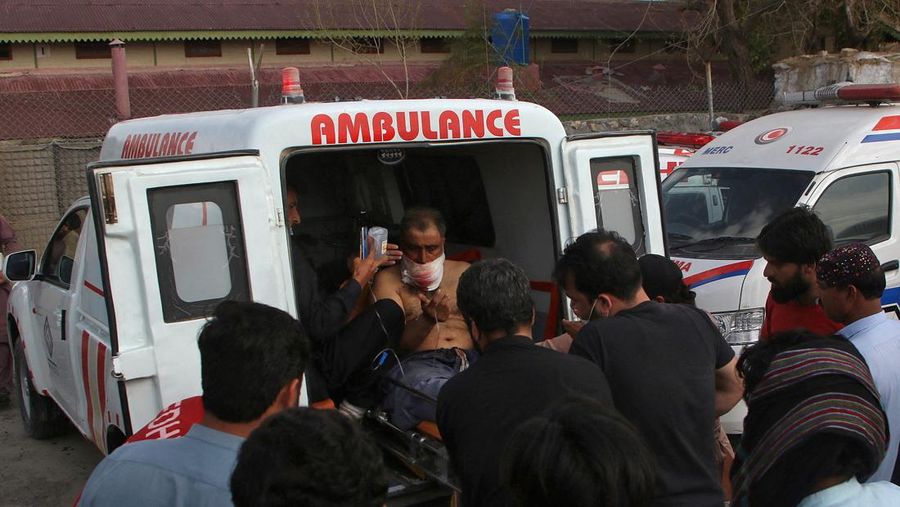 Gumpalan asap mengepul dari ledakan di samping kereta yang sedang melaju selama serangan oleh militan separatis di dekat Mashkaf, Pakistan, 11 Maret 2025. (Hakkal Media/Handout via REUTERS)