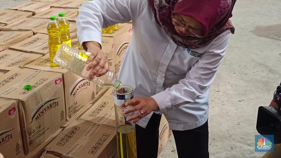 Menteri Perdagangan (Mendag) Budi Santoso melakukan ekspose temuan pabrik Minyakita tak sesuai label di PT Artha Eka Global Asia (AEGA), Karawang Sentra Bizhub, Jawa Barat, Kamis (13/3/2025). (CNBC Indonesia/Martyasari Rizky)