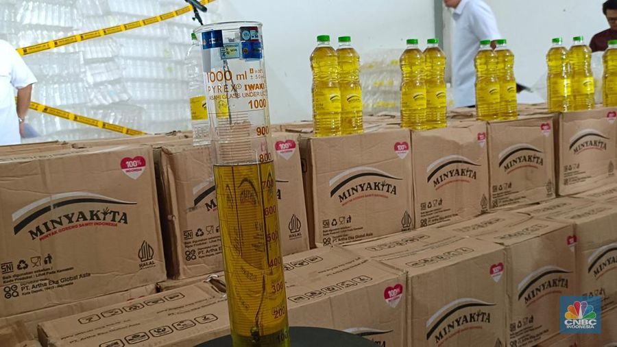 Menteri Perdagangan (Mendag) Budi Santoso melakukan ekspose temuan pabrik Minyakita tak sesuai label di PT Artha Eka Global Asia (AEGA), Karawang Sentra Bizhub, Jawa Barat, Kamis (13/3/2025). (CNBC Indonesia/Martyasari Rizky)