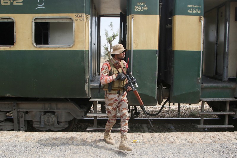 Gumpalan asap mengepul dari ledakan di samping kereta yang sedang melaju selama serangan oleh militan separatis di dekat Mashkaf, Pakistan, 11 Maret 2025. Gumpalan asap mengepul dari ledakan di samping kereta yang sedang melaju selama serangan oleh militan separatis di dekat Mashkaf, Pakistan, 11 Maret 2025. (Hakkal Media/Handout via REUTERS)