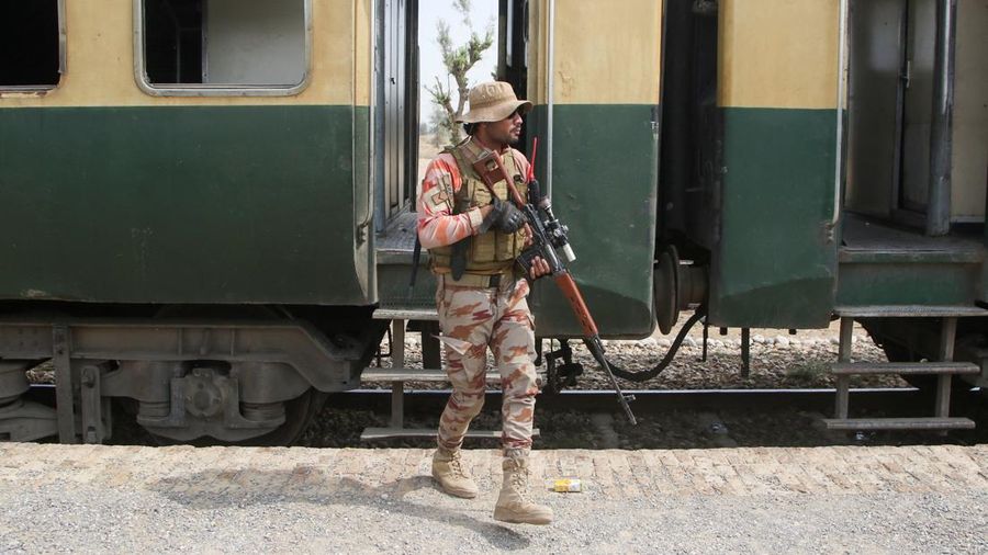 Gumpalan asap mengepul dari ledakan di samping kereta yang sedang melaju selama serangan oleh militan separatis di dekat Mashkaf, Pakistan, 11 Maret 2025. (Hakkal Media/Handout via REUTERS)