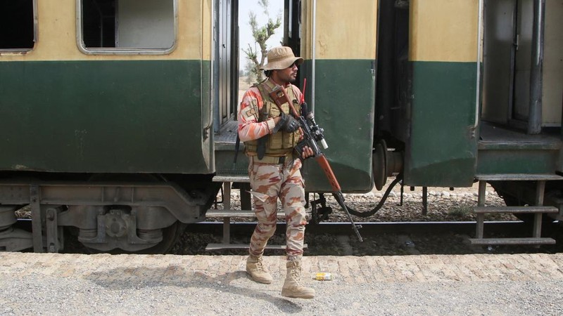 Gumpalan asap mengepul dari ledakan di samping kereta yang sedang melaju selama serangan oleh militan separatis di dekat Mashkaf, Pakistan, 11 Maret 2025. (Hakkal Media/Handout via REUTERS)