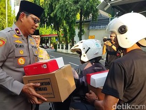 Wakapolda dan PJU Polda Metro Bagi-bagi Takjil-Sembako kepada Warga