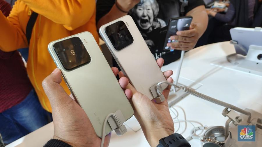 Xiaomi 15 series resmi meluncur di Indonesia. Kedua ponsel dalam seri tersebut diboyong ke tanah air yakni Xiaomi 15 dan Xiaomi 15 Ultra. (CNBC Indonesia/Novina Putri Besari)
