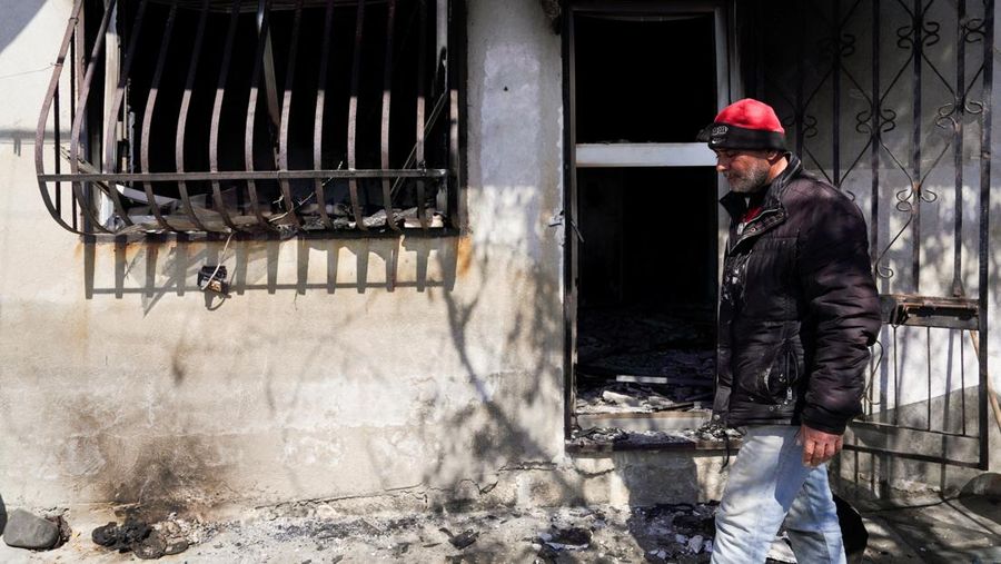 Abu Ali al-Khair, warga Jableh, berjalan di rumahnya yang rusak, saat Presiden sementara Suriah Ahmed al-Sharaa bergulat dengan dampak dari pembunuhan massal terhadap anggota minoritas Alawi yang dilaporkan, di Jableh, Suriah, 12 Maret 2025. (REUTERS/Karam al-Masri)