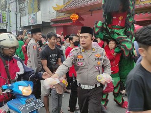 Berkah Ramadan, Pemulung dan Pengendara di Sidoarjo Dapat Sembako-Takjil