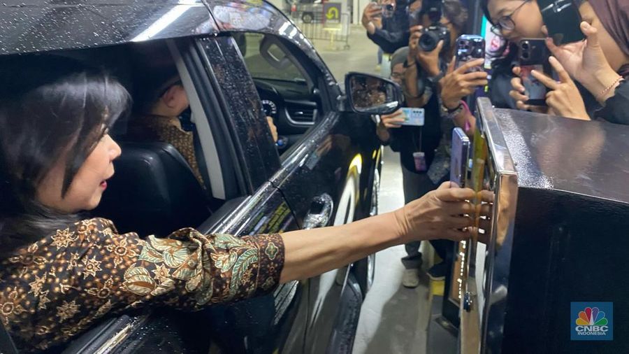 Bank Indonesia meluncurkan layanan terbaru, QRIS Tap atau QRIS Tanpa Pindai mulai hari ini,Jumat (14/3/2025).  Layanan ini ditujukan untuk transaksi di moda transportasi dan layanan umum, Rumah Sakit (RS) hingga Universitas. (CNBC Indonesia/Zahwa Madjid)