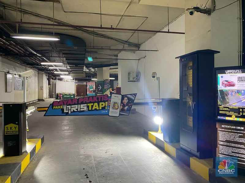 Bank Indonesia meluncurkan layanan terbaru, QRIS Tap atau QRIS Tanpa Pindai mulai hari ini,Jumat (14/3/2025). Layanan ini ditujukan untuk transaksi di moda transportasi dan layanan umum, Rumah Sakit (RS) hingga Universitas. (CNBC Indonesia/Zahwa Madjid) Bank Indonesia meluncurkan layanan terbaru, QRIS Tap atau QRIS Tanpa Pindai mulai hari ini,Jumat (14/3/2025). Layanan ini ditujukan untuk transaksi di moda transportasi dan layanan umum, Rumah Sakit (RS) hingga Universitas. (CNBC Indonesia/Zahwa Madjid)