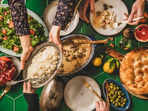 Penting! Ini Kebiasaan Tak Sehat yang Harus Dihindari saat Berbuka Puasa