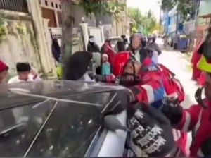Bocil Terkunci dalam Mobil di Jakut, Damkar Turun Tangan