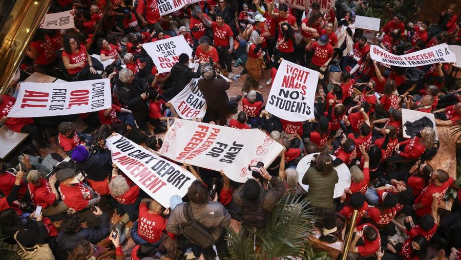 Demonstran dari kelompok, Jewish Voice for Peace, berunjuk rasa di dalam Trump Tower untuk mendukung mahasiswa pascasarjana Columbia Mahmoud Khalil, Kamis, 13 Maret 2025, di New York. (AP Photo/Yuki Iwamura)