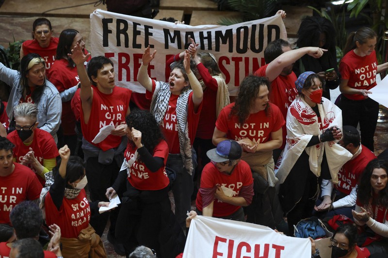 Demonstran dari kelompok, Jewish Voice for Peace, berunjuk rasa di dalam Trump Tower untuk mendukung mahasiswa pascasarjana Columbia Mahmoud Khalil, Kamis, 13 Maret 2025, di New York. (AP Photo/Yuki Iwamura)
