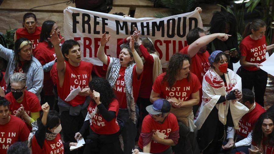 Demonstran dari kelompok, Jewish Voice for Peace, berunjuk rasa di dalam Trump Tower untuk mendukung mahasiswa pascasarjana Columbia Mahmoud Khalil, Kamis, 13 Maret 2025, di New York. (AP Photo/Yuki Iwamura)