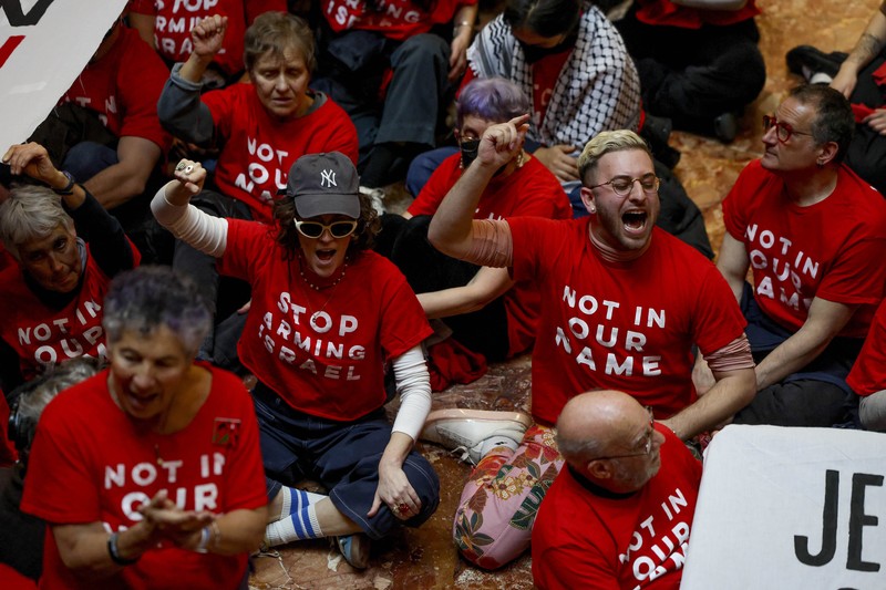 Demonstran dari kelompok, Jewish Voice for Peace, berunjuk rasa di dalam Trump Tower untuk mendukung mahasiswa pascasarjana Columbia Mahmoud Khalil, Kamis, 13 Maret 2025, di New York. Demonstran dari kelompok, Jewish Voice for Peace, berunjuk rasa di dalam Trump Tower untuk mendukung mahasiswa pascasarjana Columbia Mahmoud Khalil, Kamis, 13 Maret 2025, di New York. (AP Photo/Yuki Iwamura)