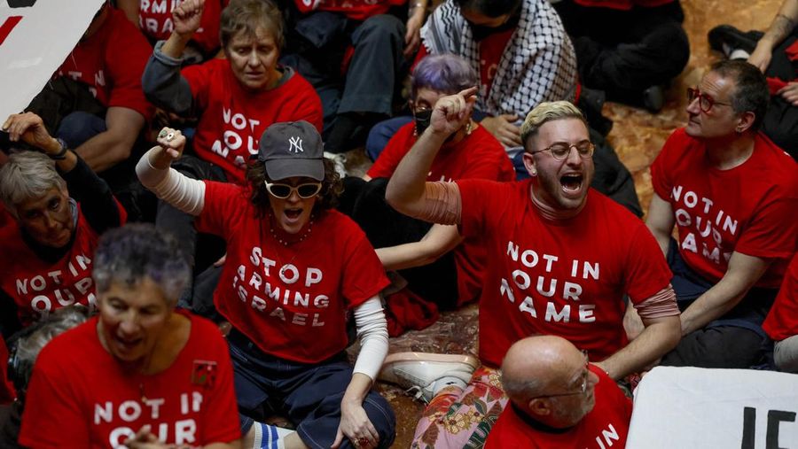 Demonstran dari kelompok, Jewish Voice for Peace, berunjuk rasa di dalam Trump Tower untuk mendukung mahasiswa pascasarjana Columbia Mahmoud Khalil, Kamis, 13 Maret 2025, di New York. (AP Photo/Yuki Iwamura)