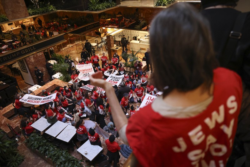 Demonstran dari kelompok, Jewish Voice for Peace, berunjuk rasa di dalam Trump Tower untuk mendukung mahasiswa pascasarjana Columbia Mahmoud Khalil, Kamis, 13 Maret 2025, di New York. Demonstran dari kelompok, Jewish Voice for Peace, berunjuk rasa di dalam Trump Tower untuk mendukung mahasiswa pascasarjana Columbia Mahmoud Khalil, Kamis, 13 Maret 2025, di New York. (AP Photo/Yuki Iwamura)