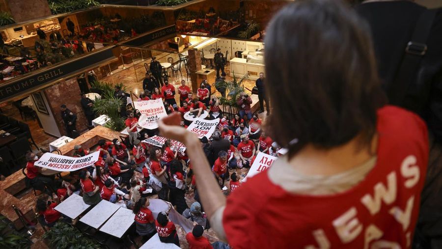 Demonstran dari kelompok, Jewish Voice for Peace, berunjuk rasa di dalam Trump Tower untuk mendukung mahasiswa pascasarjana Columbia Mahmoud Khalil, Kamis, 13 Maret 2025, di New York. (AP Photo/Yuki Iwamura)