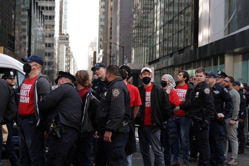 Demonstran dari kelompok, Jewish Voice for Peace, berunjuk rasa di dalam Trump Tower untuk mendukung mahasiswa pascasarjana Columbia Mahmoud Khalil, Kamis, 13 Maret 2025, di New York. (AP Photo/Yuki Iwamura)