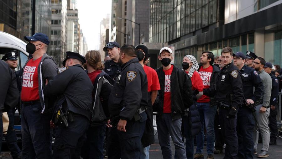 Demonstran dari kelompok, Jewish Voice for Peace, berunjuk rasa di dalam Trump Tower untuk mendukung mahasiswa pascasarjana Columbia Mahmoud Khalil, Kamis, 13 Maret 2025, di New York. (AP Photo/Yuki Iwamura)