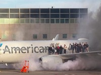 Detik-Detik Evakuasi Penumpang Pesawat American Airlines yang Terbakar